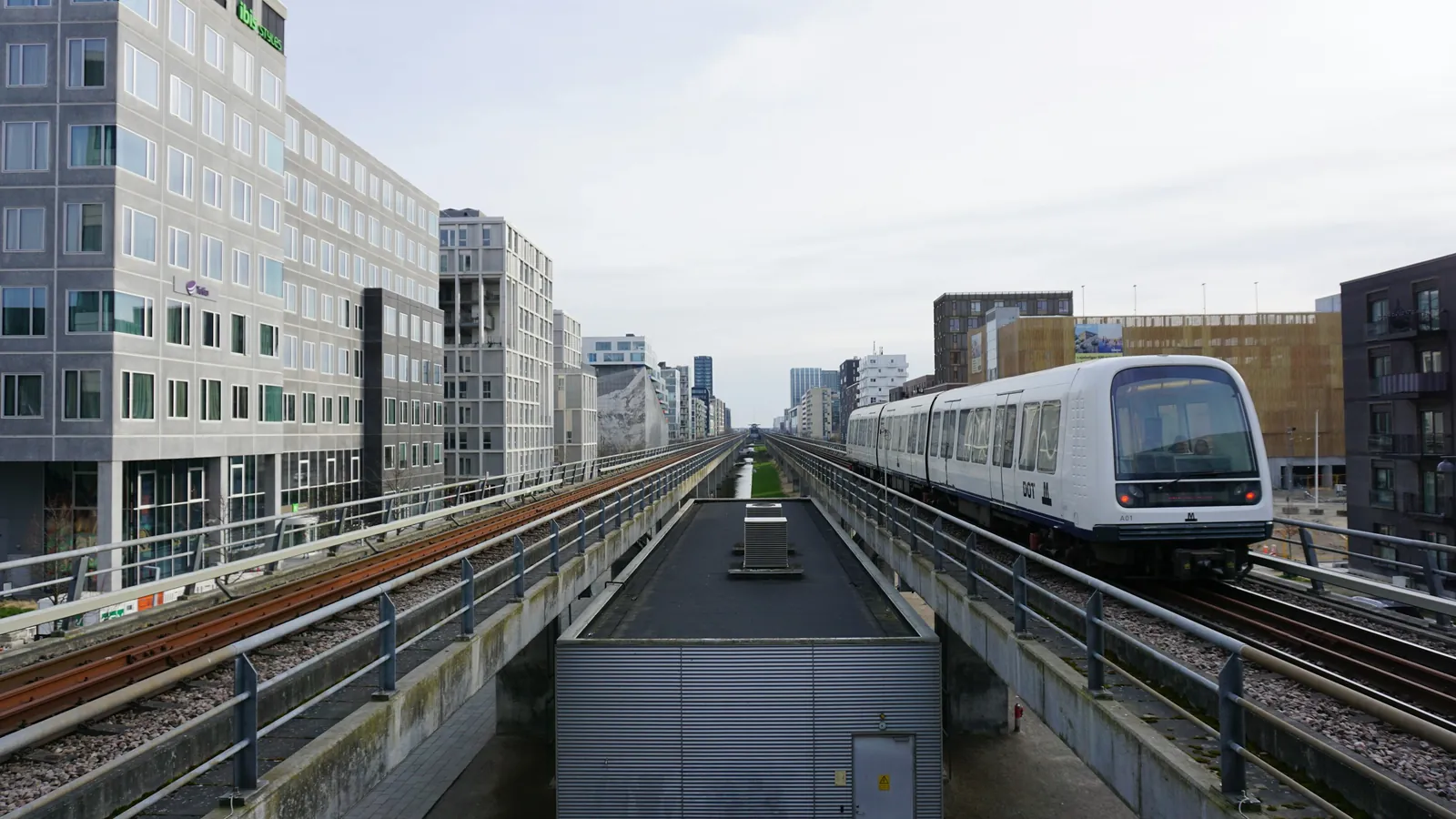 Fahrerlose Metro auf der Hochbahnstrecke in Ørestad, Kopenhagen