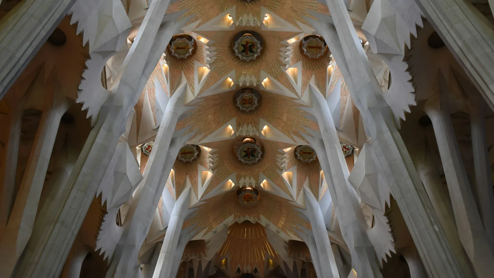 Gewölbedecke der Sagrada Família in Barcelona mit verzweigten Säulen