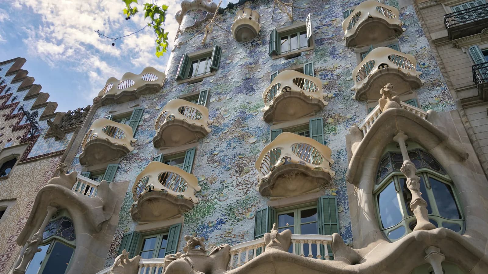 Fassade der Casa Batlló in Barcelona mit geschwungenen Balkonen und Mosaik