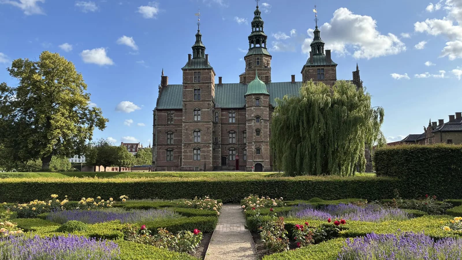 Schloss Rosenborg in Kopenhagen mit Türmen und dem Rosengarten im Vordergrund