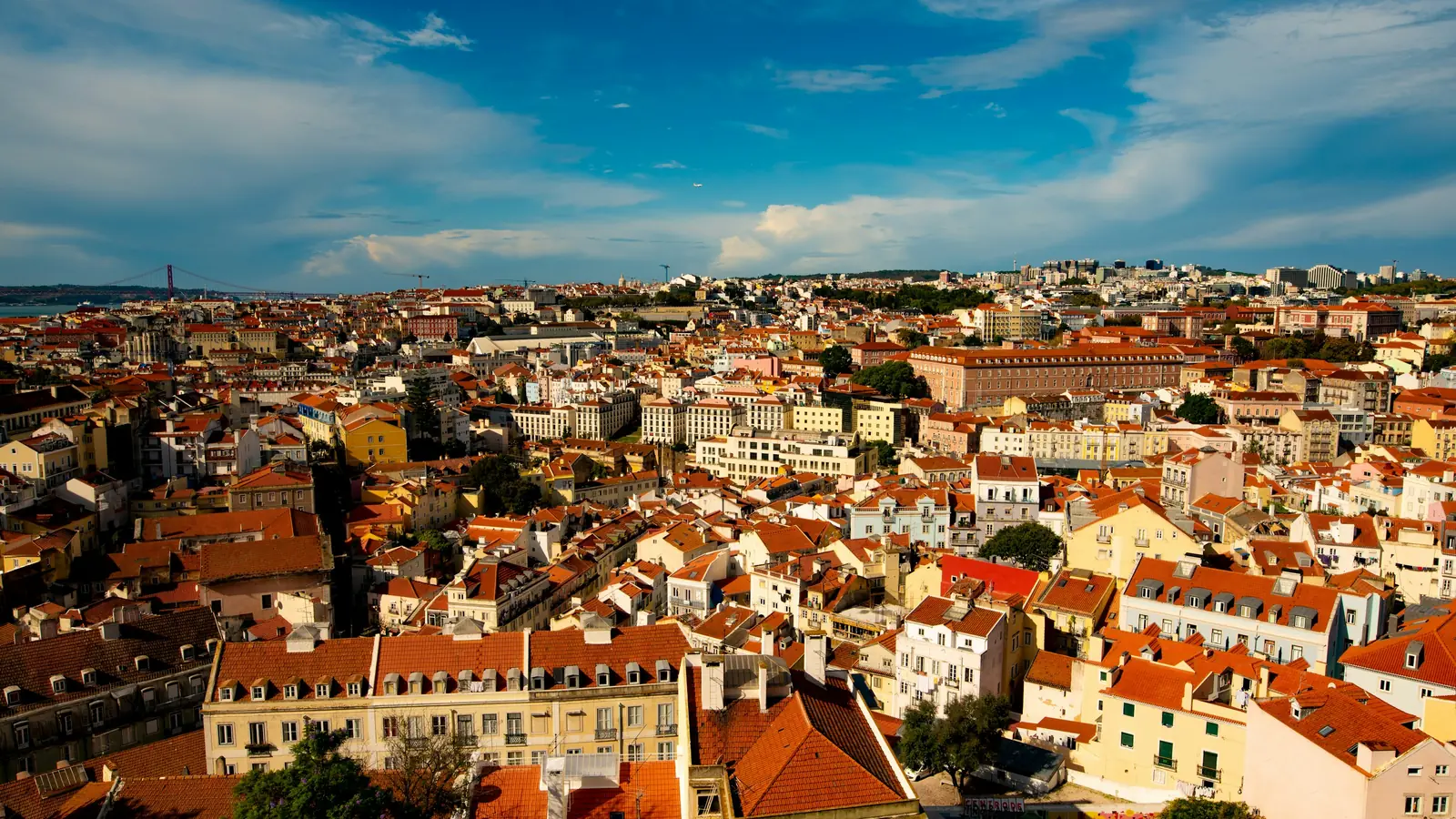 Blick vom Miradouro da Graça über die roten Dächer von Lissabon