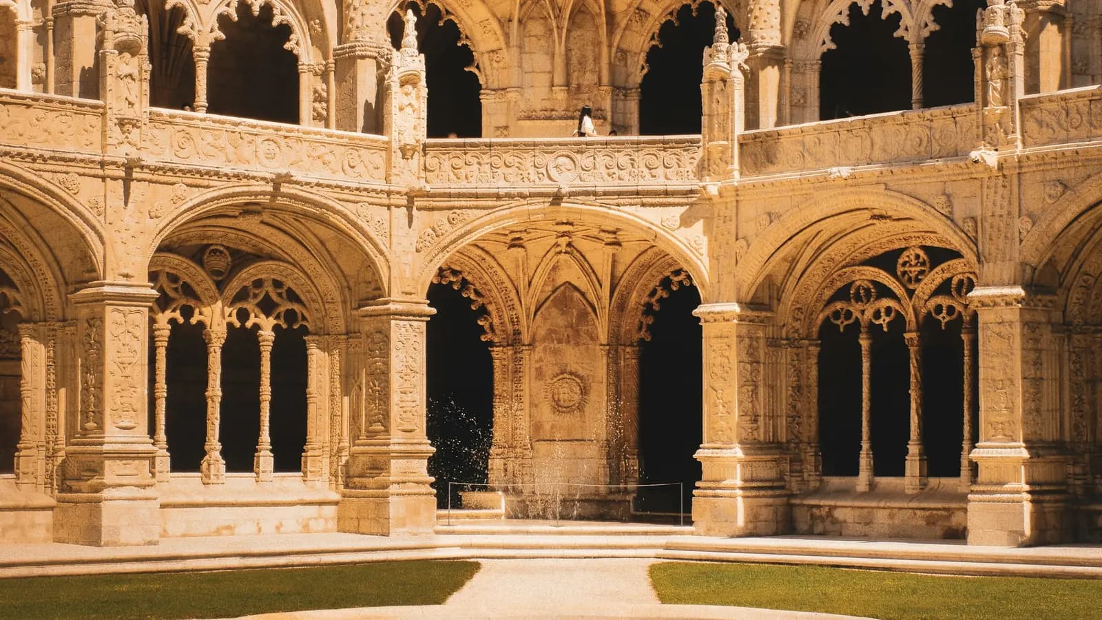 Kreuzgang des Mosteiro dos Jerónimos in Lissabon mit reich verzierten Bögen auf zwei Etagen