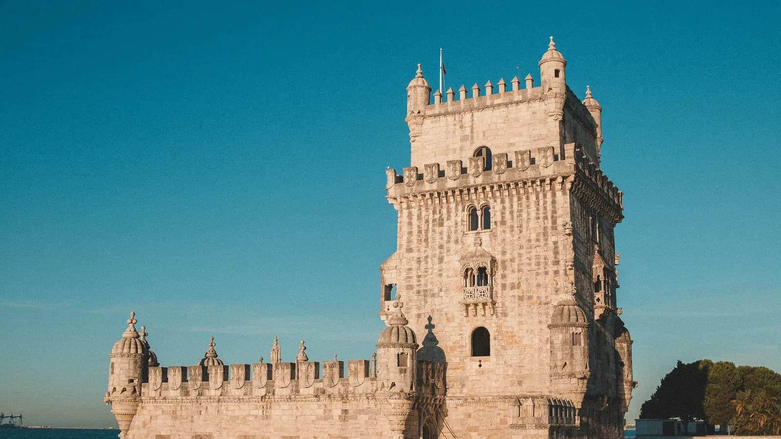 Torre de Belém am Ufer des Tejo in Lissabon im warmen Abendlicht