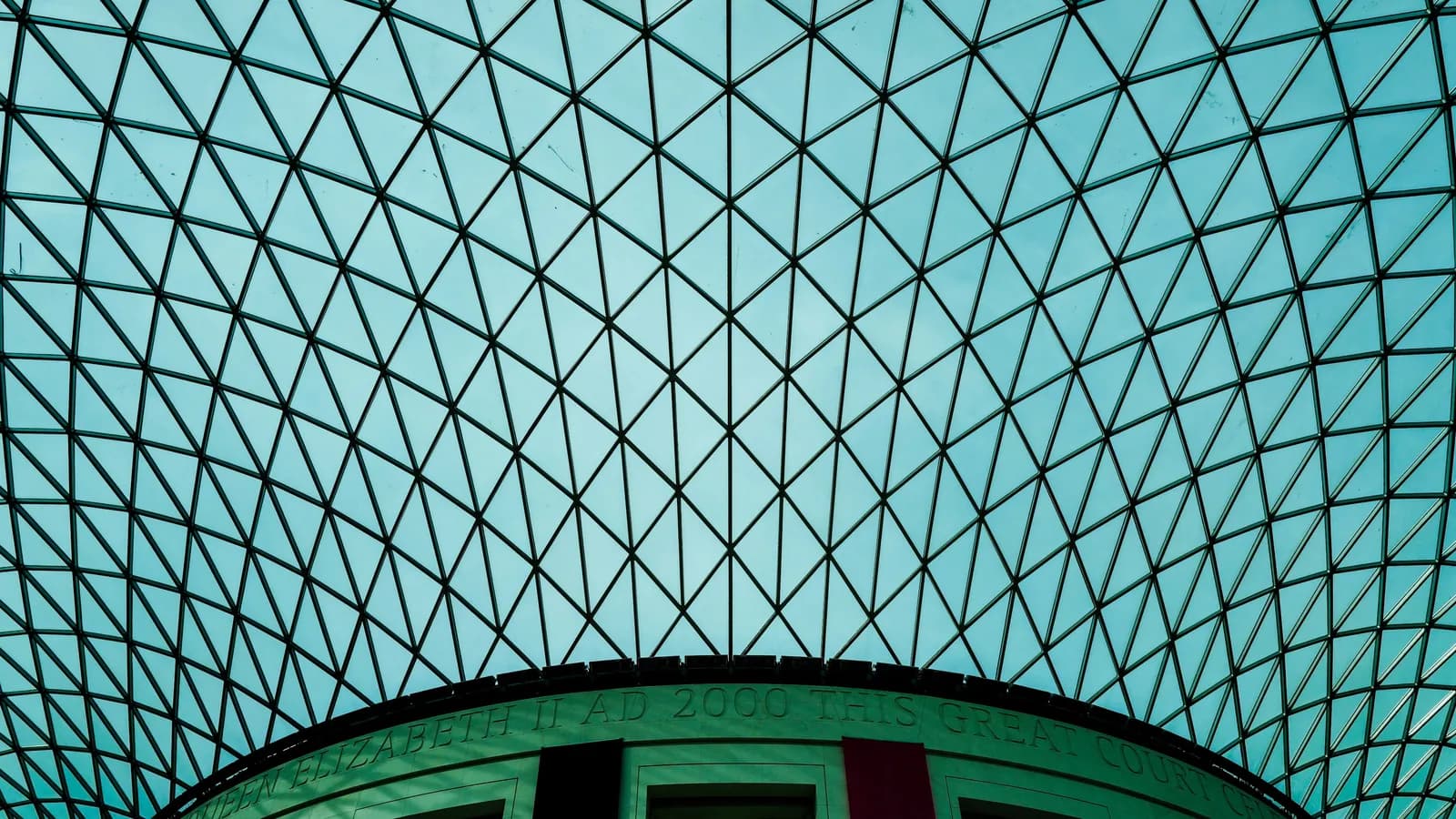 Glasdach des Great Court im British Museum in London über dem runden Lesesaal