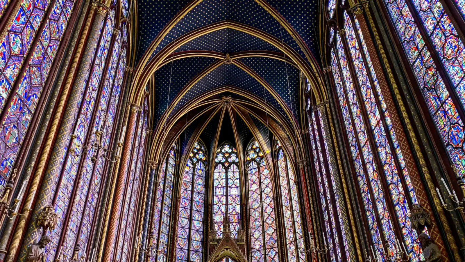 Oberkapelle der Sainte-Chapelle in Paris mit hohen Buntglasfenstern