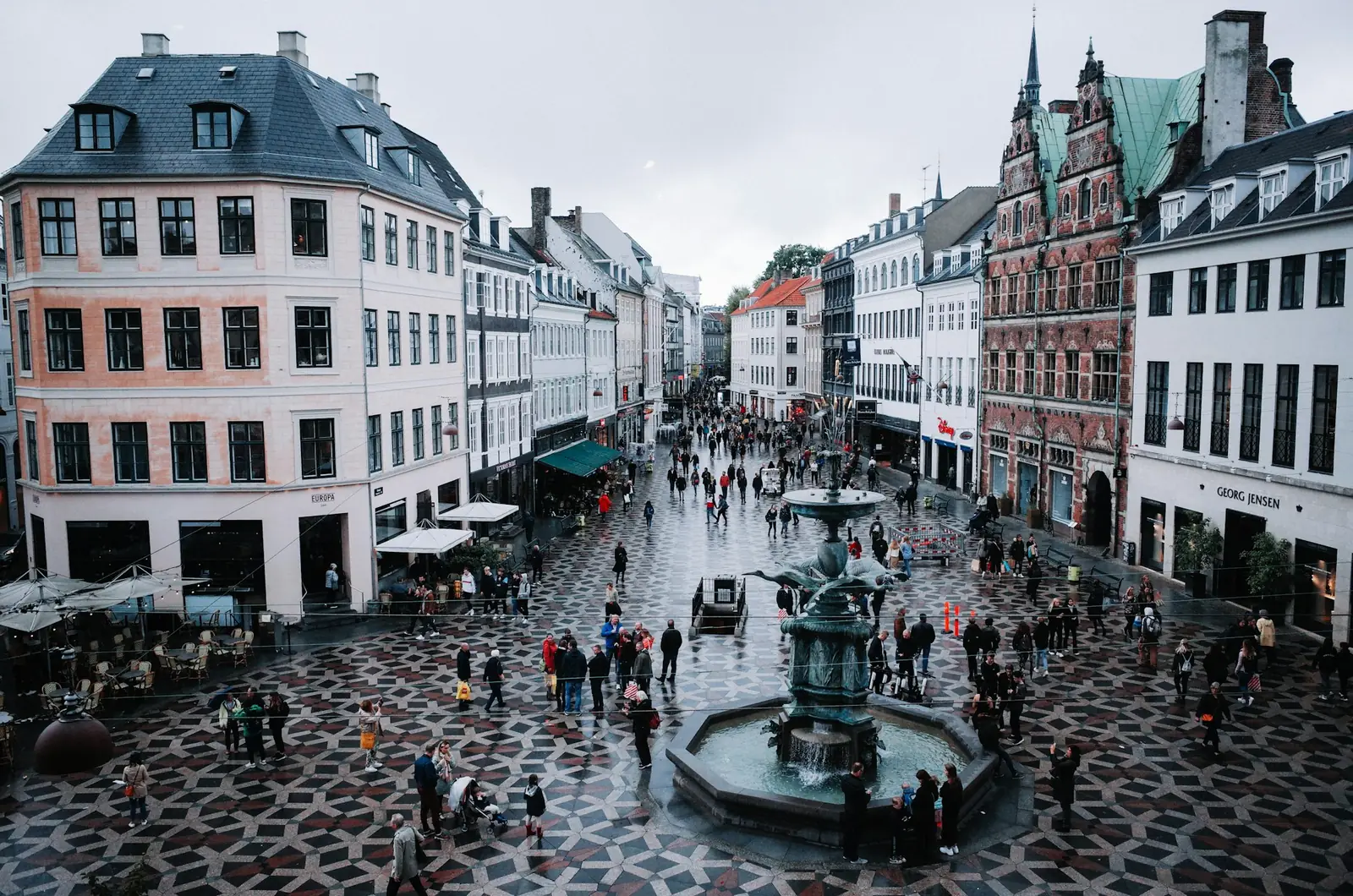 La plaza Amagertorv en la calle peatonal Strøget con la Fuente de las Cigüeñas, vista desde arriba