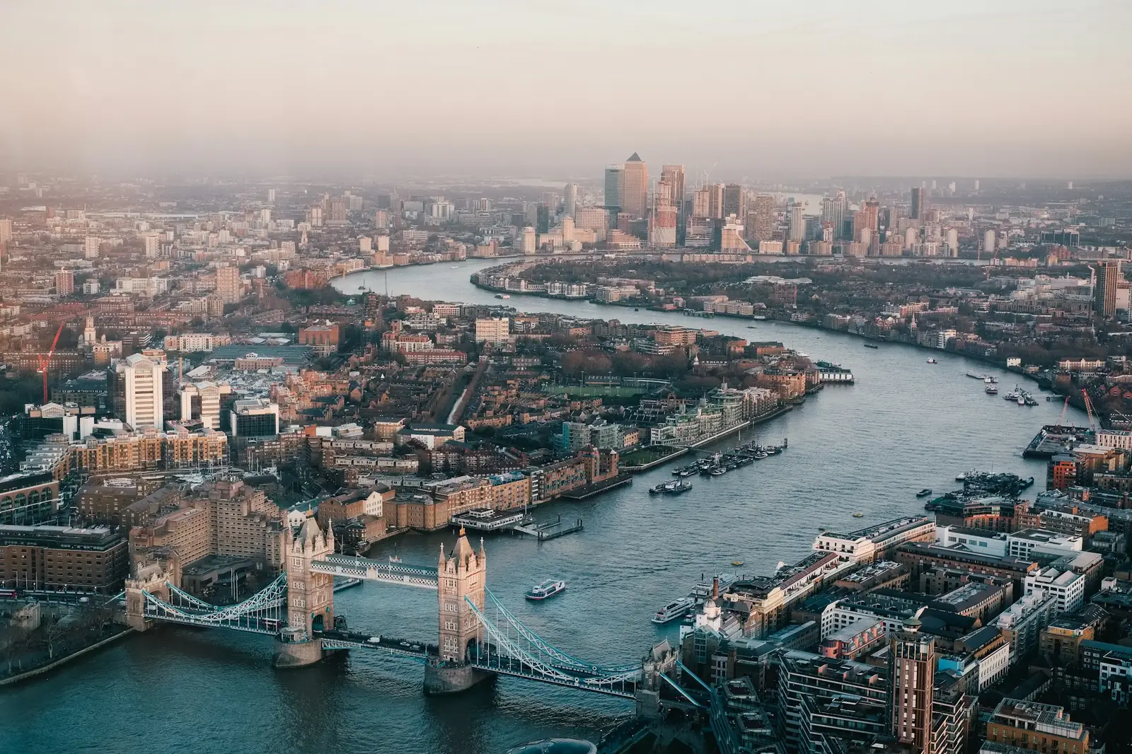 Vista elevada del Támesis con el Tower Bridge y Canary Wharf al fondo