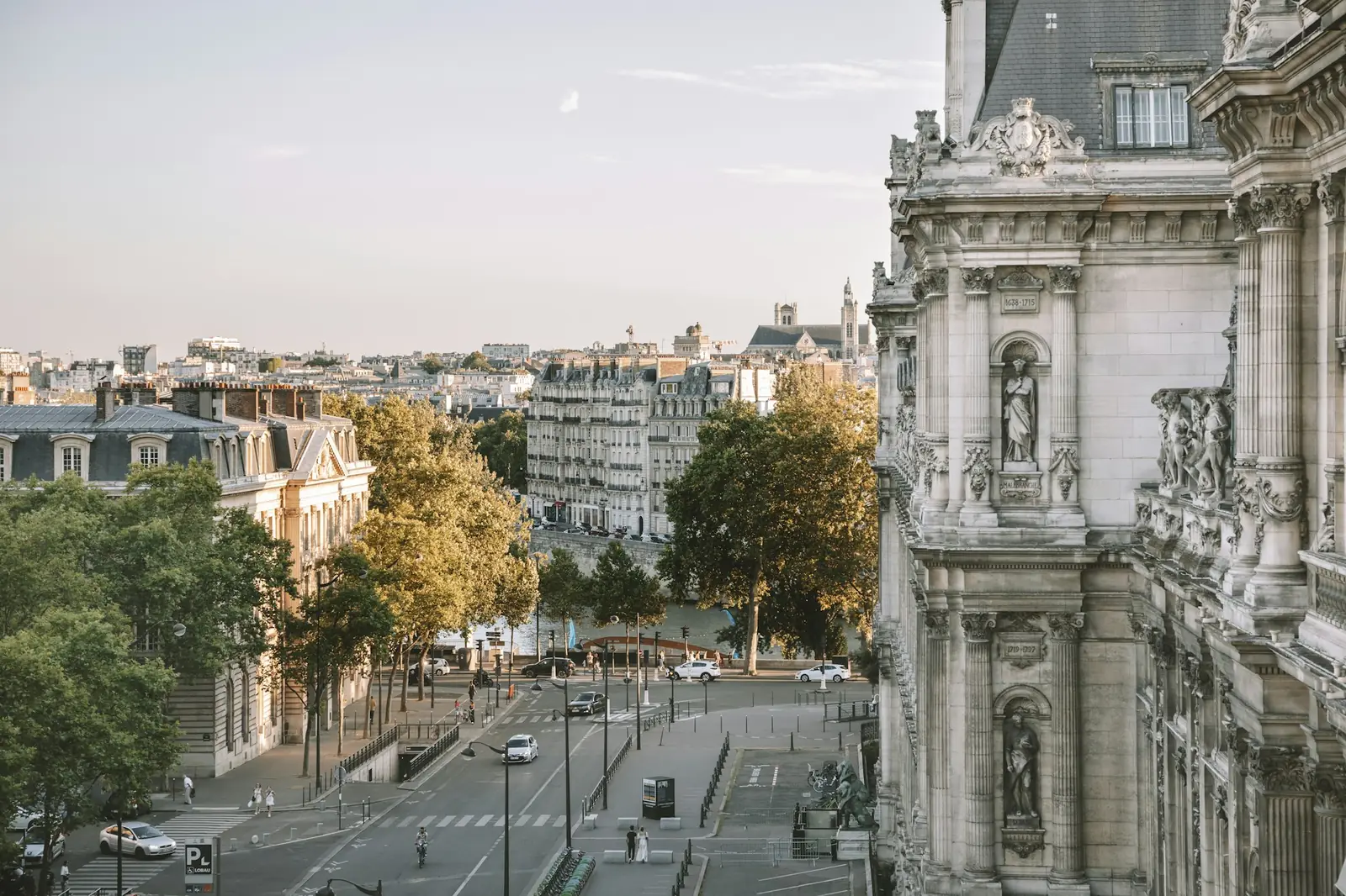 Vista desde el Hôtel de Ville sobre una calle arbolada y edificios parisinos