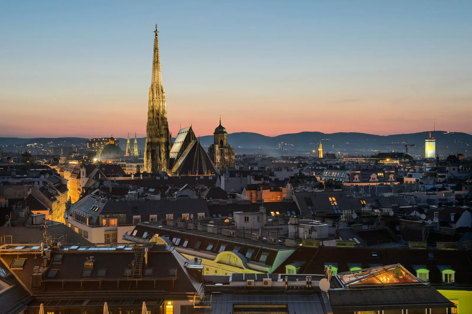 La catedral de San Esteban sobre los tejados del centro de Viena con luz de atardecer