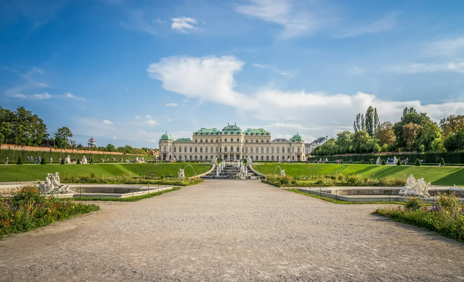 Palacio del Belvedere Superior en Viena con sus jardines, caminos de grava y fuentes